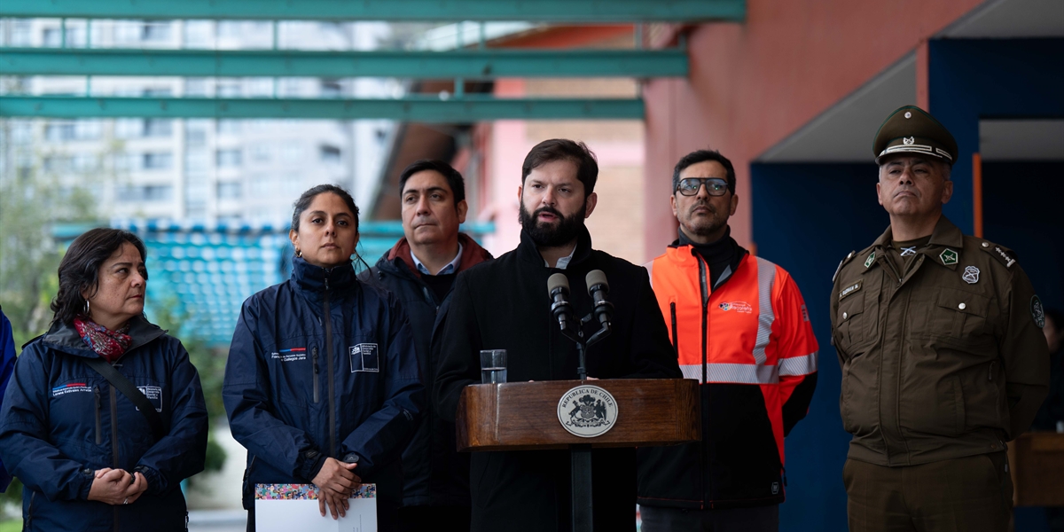 Presidente de la República, Gabriel Boric Font, visita albergue de emergencia para personas en situación de calle