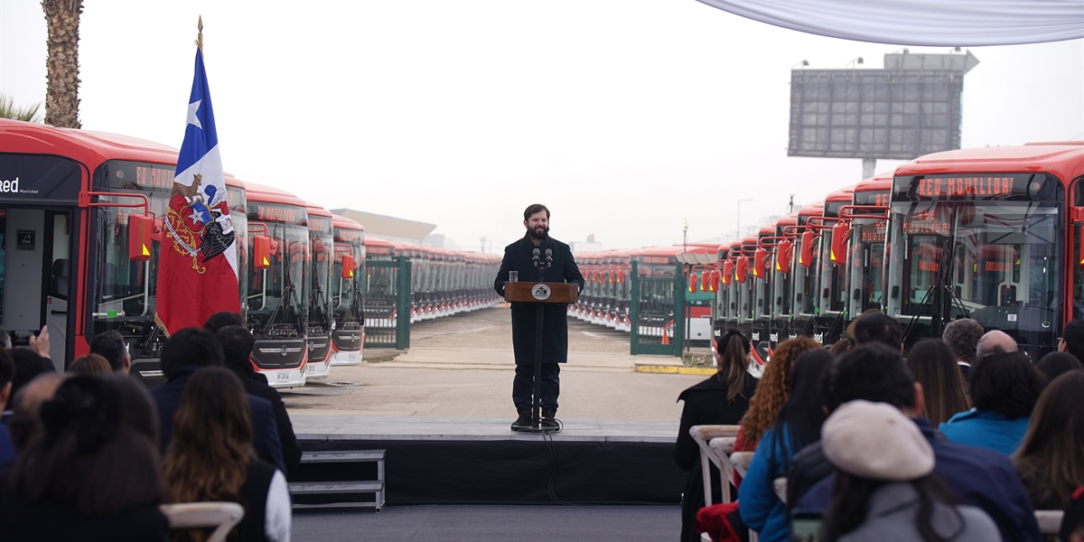 S.E. el Presidente de la República, Gabriel Boric Font, encabeza la puesta en marcha de más de 300 nuevos buses eléctricos en Santiago