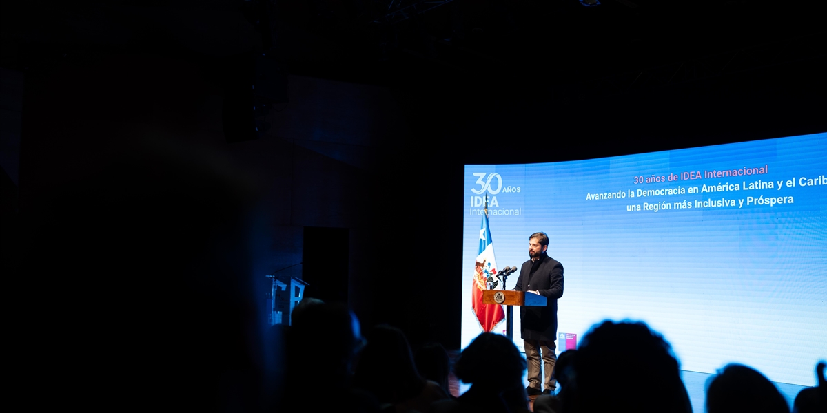 S.E. el Presidente de la República, Gabriel Boric Font, asiste a la conmemoración del 30° aniversario del Instituto Internacional para la Democracia y la Asistencia Electoral (IDEA)
