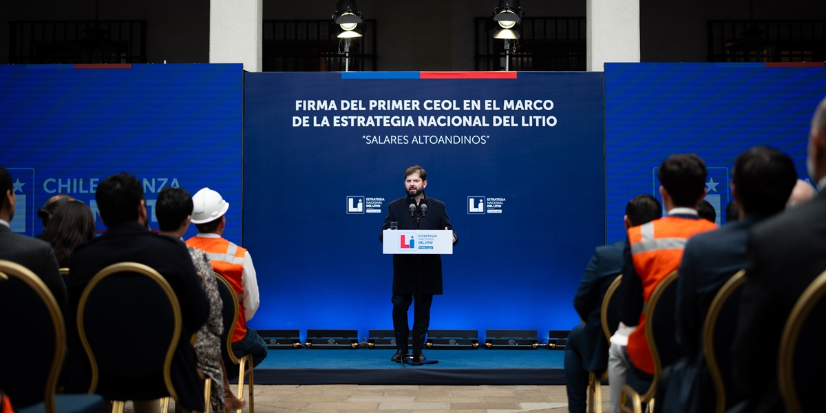 S.E. el Presidente de la República, Gabriel Boric Font, encabeza la firma del primer Contrato Especial de Operación de Litio (CEOL) con la Empresa Nacional de Minería para el proyecto Salares Altoandinos