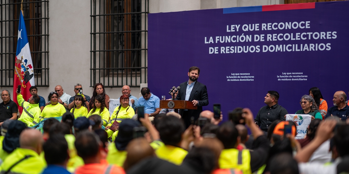 S.E. el Presidente de la República, Gabriel Boric Font, encabeza la promulgación de la Ley que reconoce la función de los Recolectores de Residuos Domiciliarios