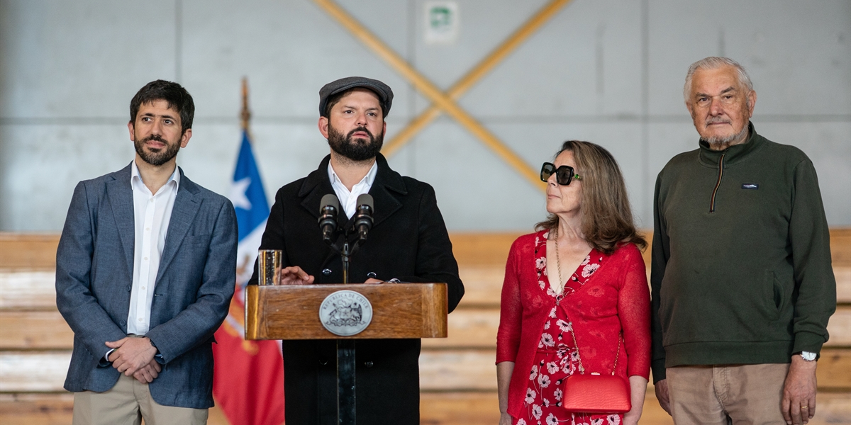S.E. el Presidente de la República, Gabriel Boric Font, vota en las Elecciones Presidenciales y Parlamentarias 2025 en el Liceo Industrial Armando Quezada Acharán de Punta Arenas