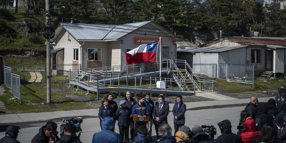 S.E. el Presidente de la República, Gabriel Boric Font, visita las obras terminas de la sucursal de BancoEstado de Puerto Williams, la más austral del continente