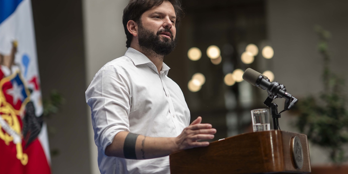 S.E. el Presidente de la República, Gabriel Boric Font hace entrega del Premio Nacional del Deporte 2024 a Yasmani Acosta