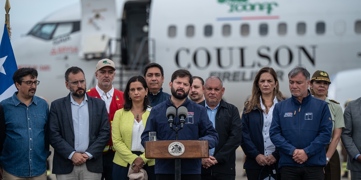 S.E. el Presidente de la República, Gabriel Boric Font, encabeza visita técnica al avión tanquero Boeing 737 "Fireliner", destinado al combate de incendios forestales