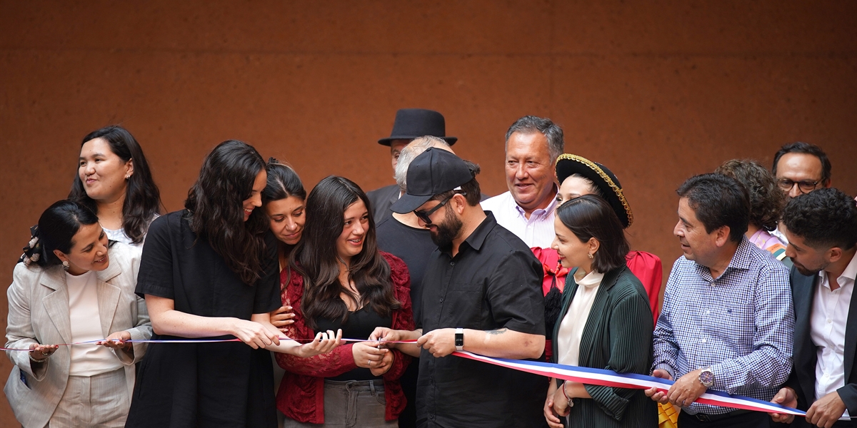 S.E. el Presidente de la República, Gabriel Boric Font, junto a la ministra de las Culturas, las Artes y el Patrimonio, Carolina Arredondo, el gobernador de la Región de Atacama, Miguel Vargas, el delegado presidencial Rodrigo Illanes y otras autorid