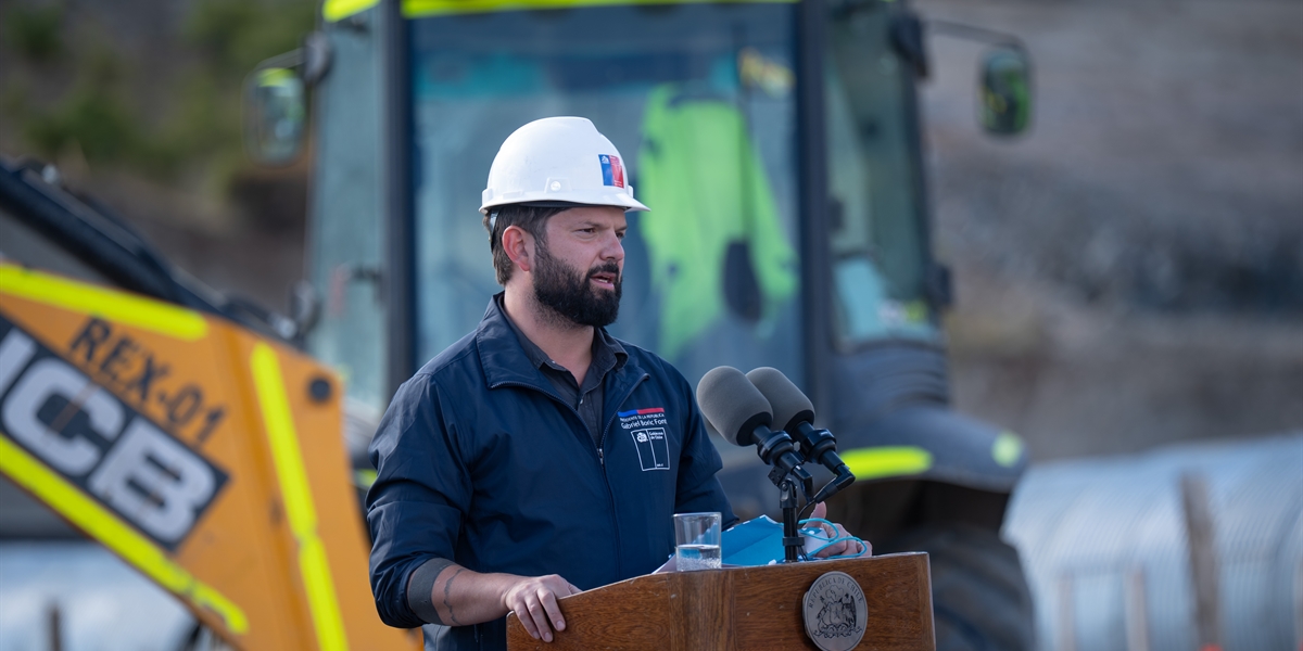 S.E. el Presidente de la República, Gabriel Boric Font, encabeza la ceremonia de primera piedra de las obras de mejoramiento de la Ruta 7 Sur del tramo Confluencia-Puente Chacabuco