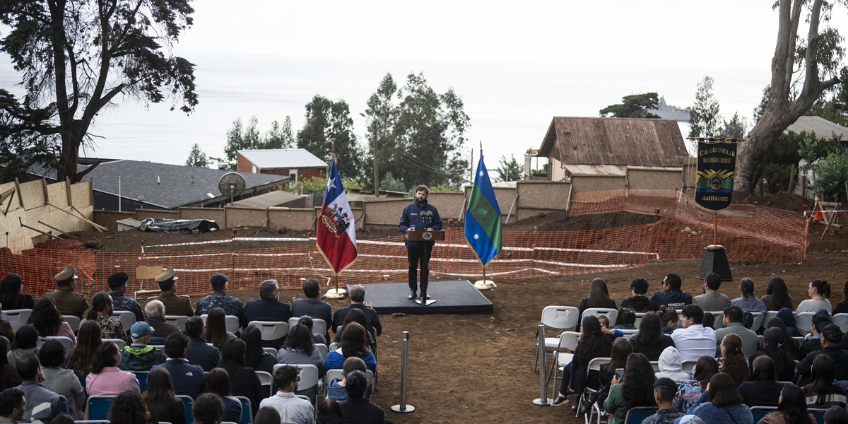 S.E. el Presidente de la República, Gabriel Boric Font, encabeza la ceremonia de inicio del Año Escolar 2026, en el marco de la visita a las obras del Colegio Insular de Robinson Crusoe